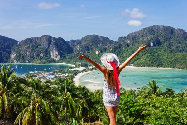 Frau genießt die Aussicht auf die Bucht von Koh Phi Phi mit Kalksteinfelsen in der Andamanensee
