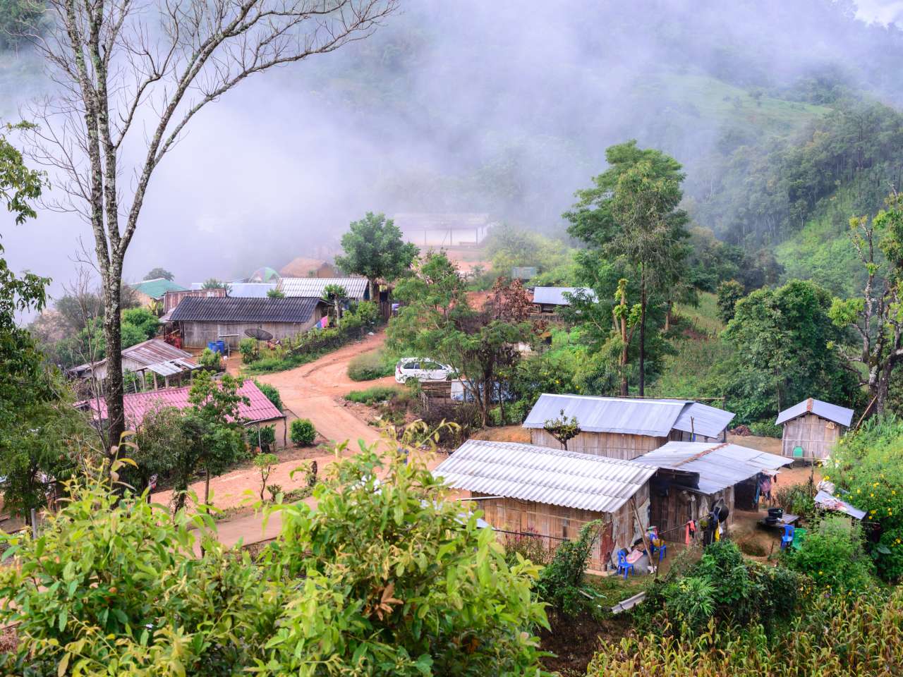 Karen-Bergdorf in Nordthailand im Nebel während einer Thailand Rundreise 3 Wochen