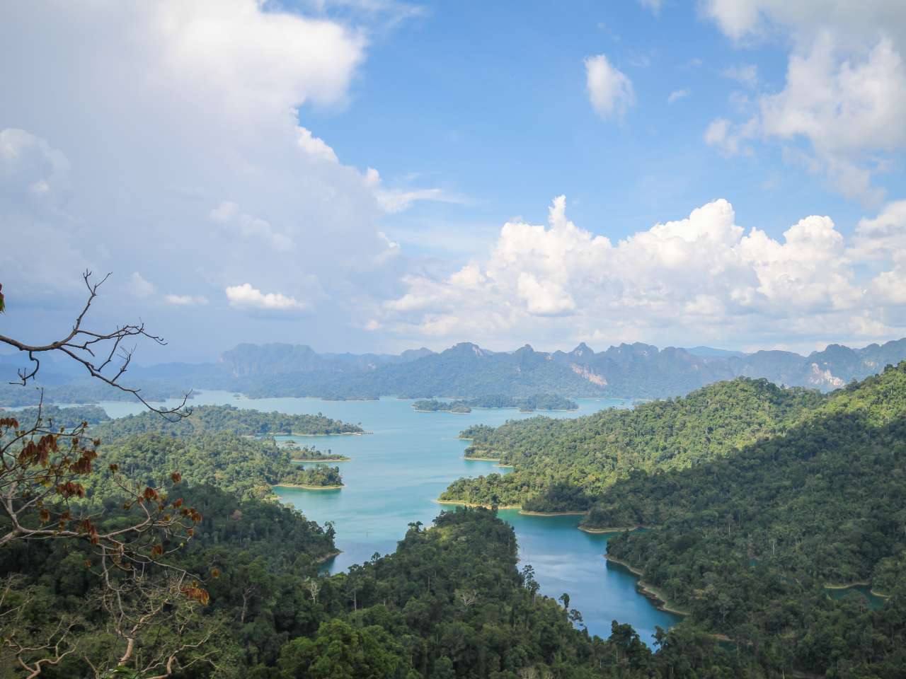 Blick über den Cheow Lan See im Khao Sok Nationalpark während einer Thailand Rundreise 3 Wochen