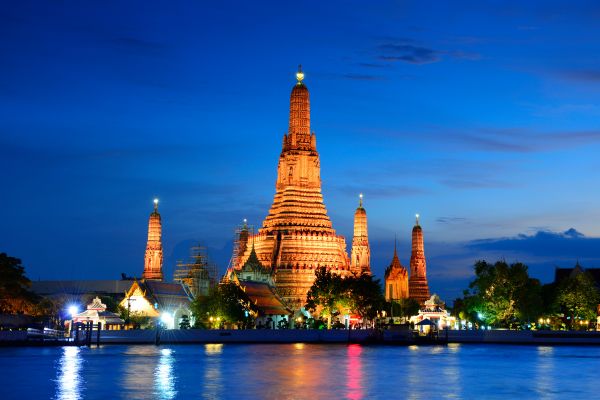 Der beleuchtete Wat Arun (Tempel der Morgenröte) am Chao Phraya in Bangkok bei Nacht