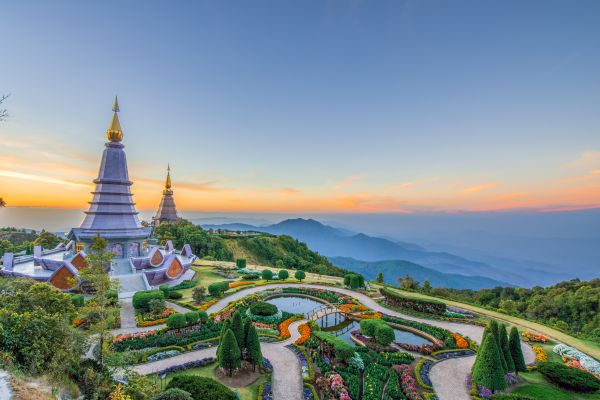 Die beiden Zwillingspagoden auf dem Doi Inthanon mit Gartenanlage und Bergpanorama bei Sonnenuntergang