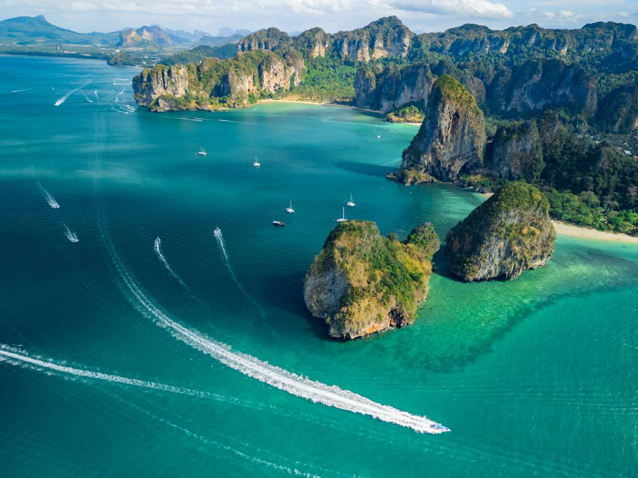 Kalksteinfelsen und türkisfarbenes Meer in Krabi während einer Thailand Rundreise 3 Wochen