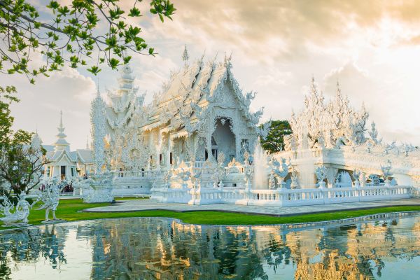 Der Weiße Tempel Wat Rong Khun bei Chiang Rai mit Spiegelung im Wasser