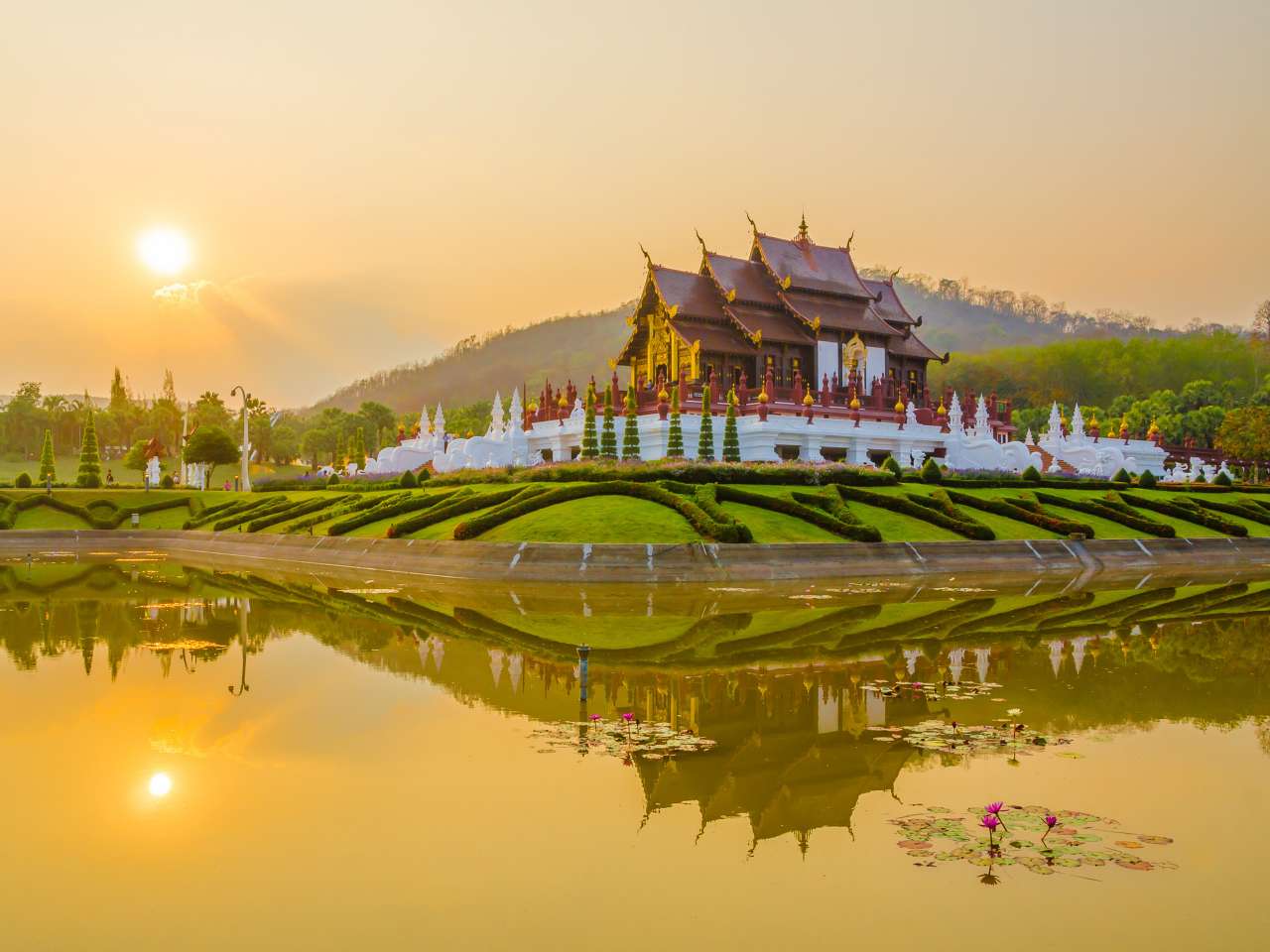 Ho Kham Luang Pavillon im Royal Flora Garden Chiang Mai während einer Thailand Rundreise 3 Wochen
