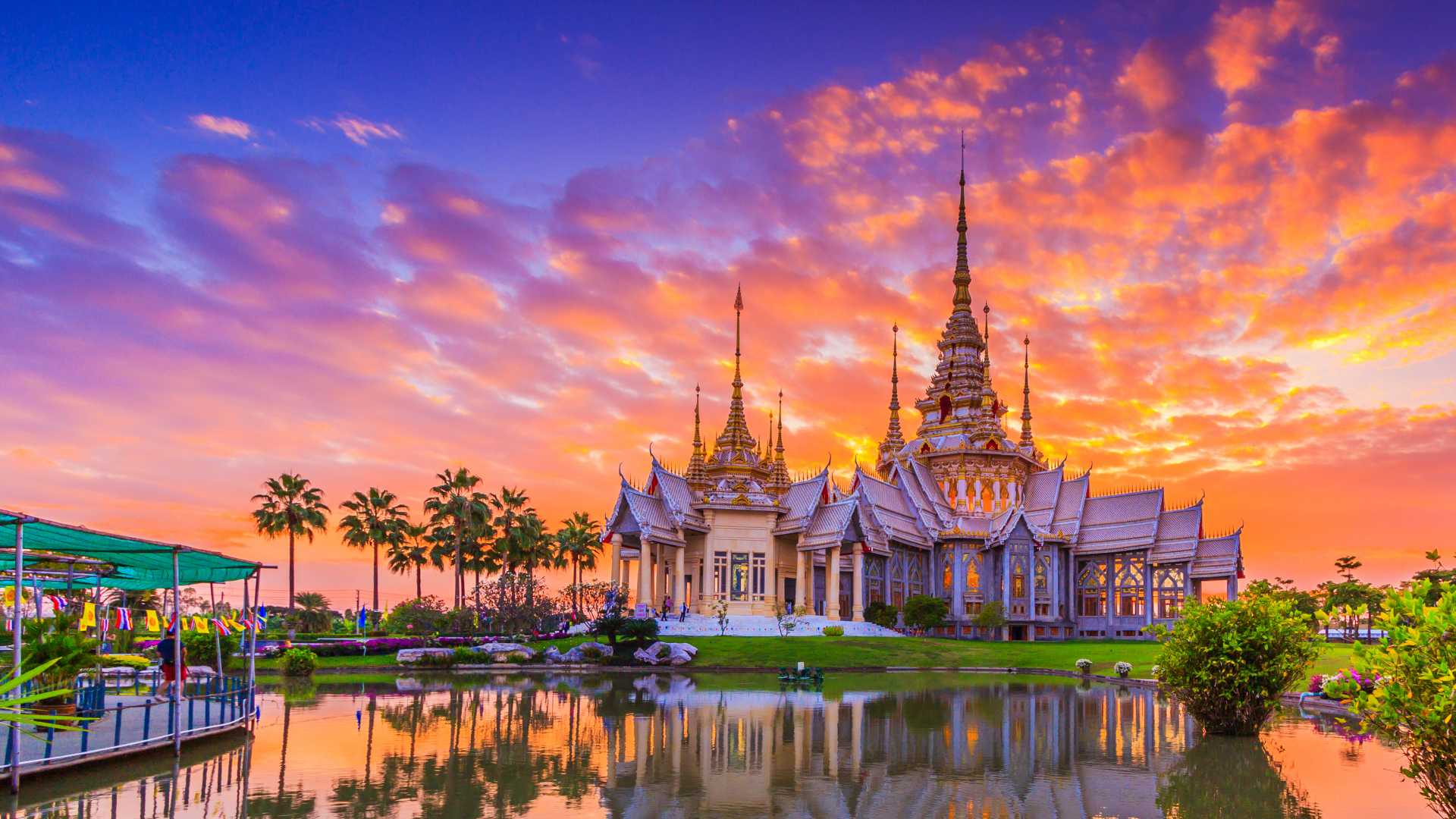 Thailand Gruppenreisen in kleiner Gruppe bei Sonnenuntergang an einem Tempel