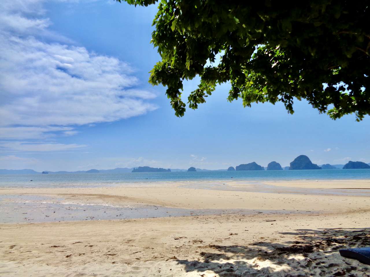 Tupkaek Beach in Krabi mit Blick auf die Inseln der Andamanensee während einer Thailand Rundreise 3 Wochen