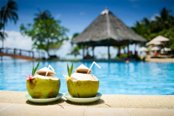 2 geöffnete Kokosnüsse am Pool in Thailand, trinkbereit